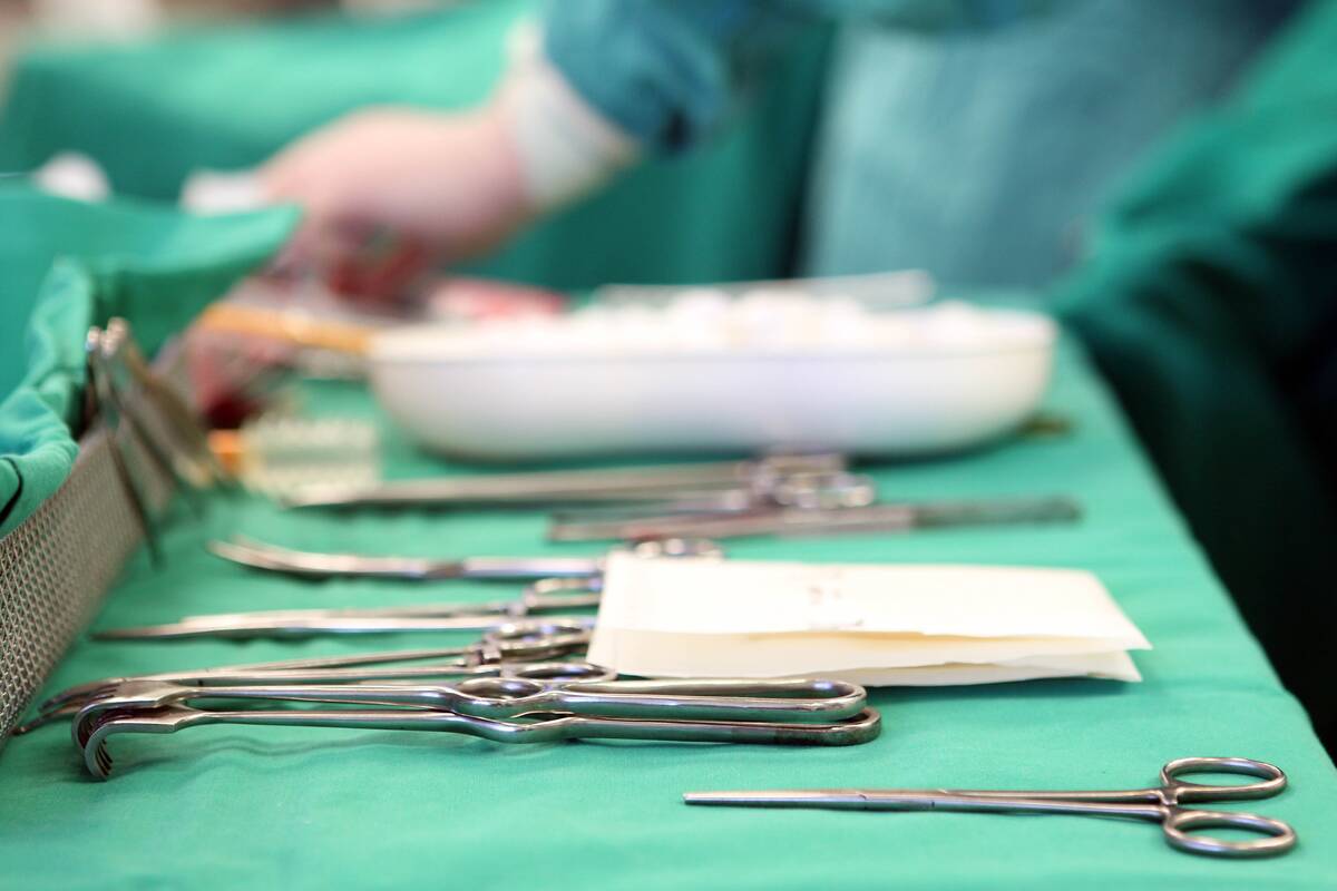 Sprendimai: kadangi moteris nebejautė vaisiaus judesių, buvo atliktas cezario pjūvis. Naujagimiui vėliau teko perpilti kraują, kilo įtarimų ir dėl galimo plaučių uždegimo.