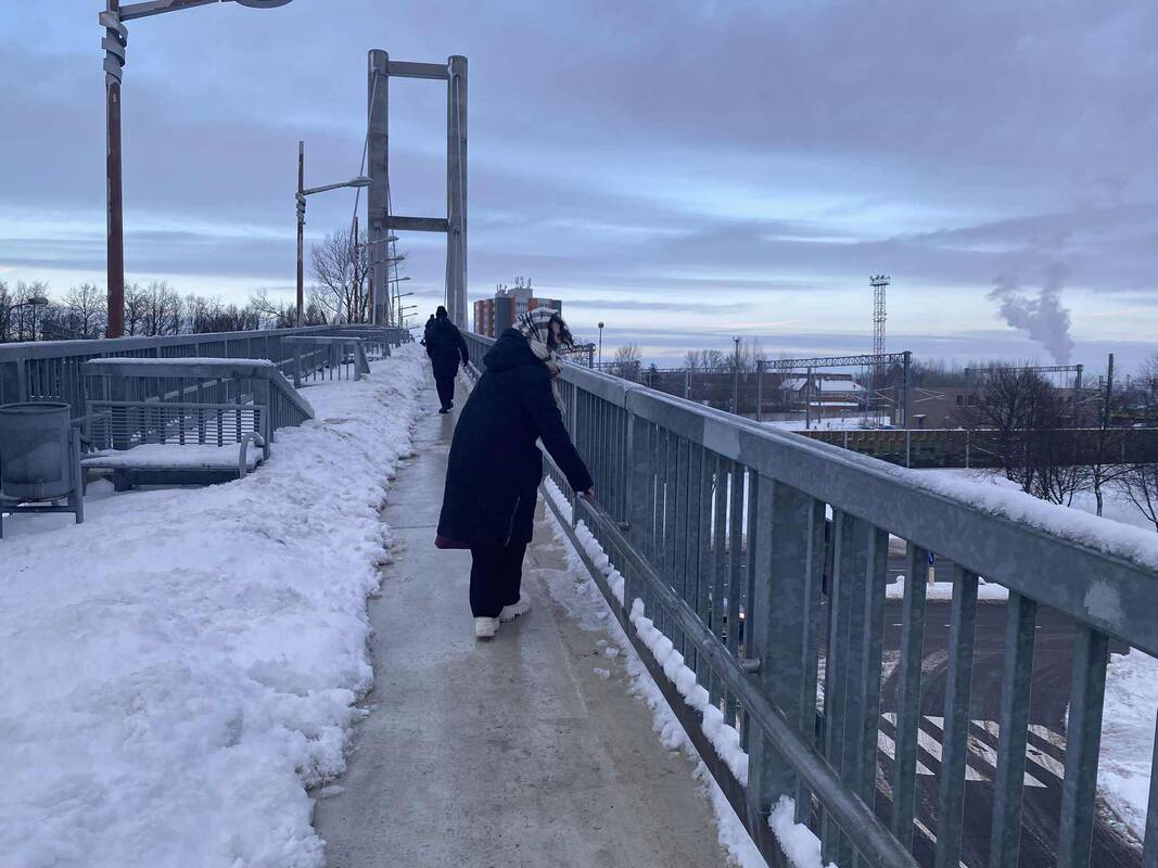 Skundėsi: kelionė Klaipėdos pėsčiųjų tiltu per geležinkelį žiemą kelia įtampą.