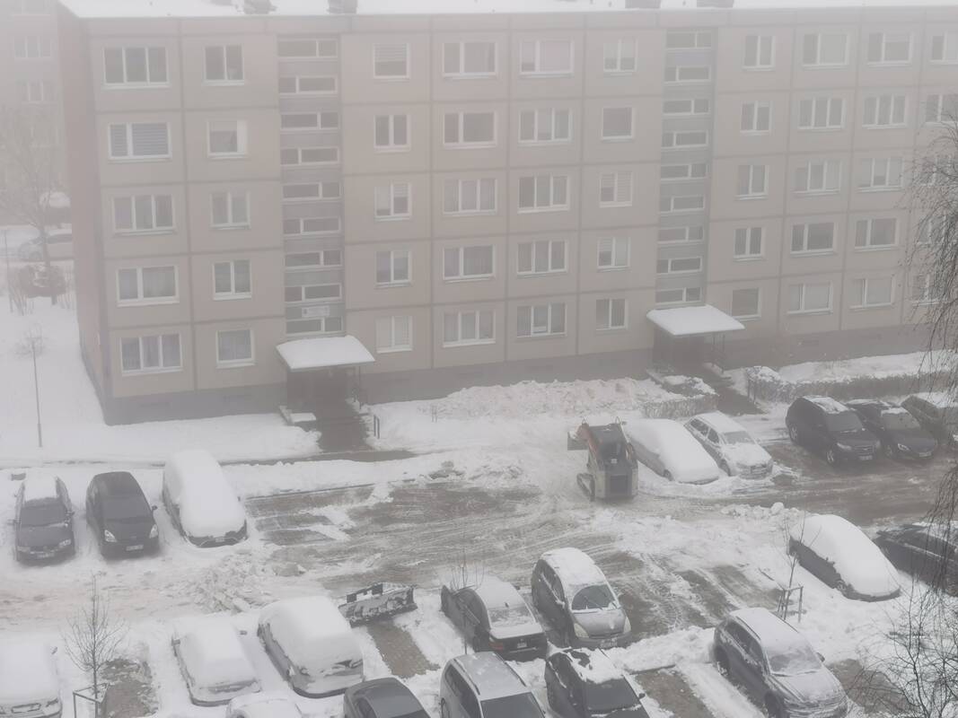 Ignoravo: daugiabučių kiemuose sniegas buvo valomas iš anksto informavus gyventojus, tačiau ne visi patraukė automobilius.