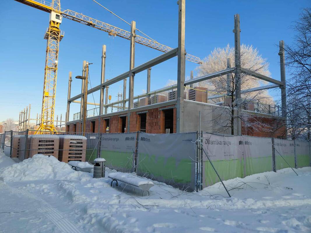 Pokyčiai: Klaipėdos universiteto miestelyje sparčiai kylantis naujo bendrabučio pastatas jau traukia studentų dėmesį.