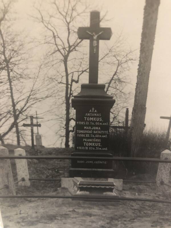 Įamžinimas: šioje nuotraukoje užfiksuotas J. Tomkaus tėvų kapas Raseiniuose, iš kur kilęs šis Lietuvos patriotas.