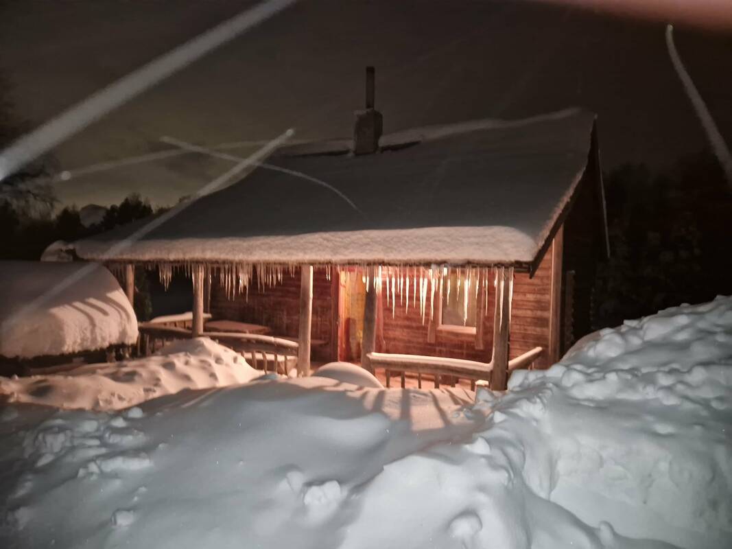 Malonumai: šaltą žiemos vakarą pirtis atgaivina kūną ir leidžia pasigrožėti varvekliais.