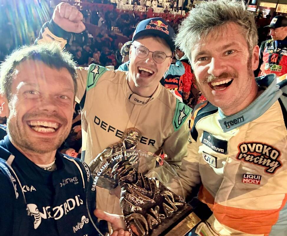 Triumfas: su pagrindiniais Dakaro ralio trofėjais į Lietuvą grįžo (iš kairės) V. Žala, R. Baciuška ir K. Raišys.