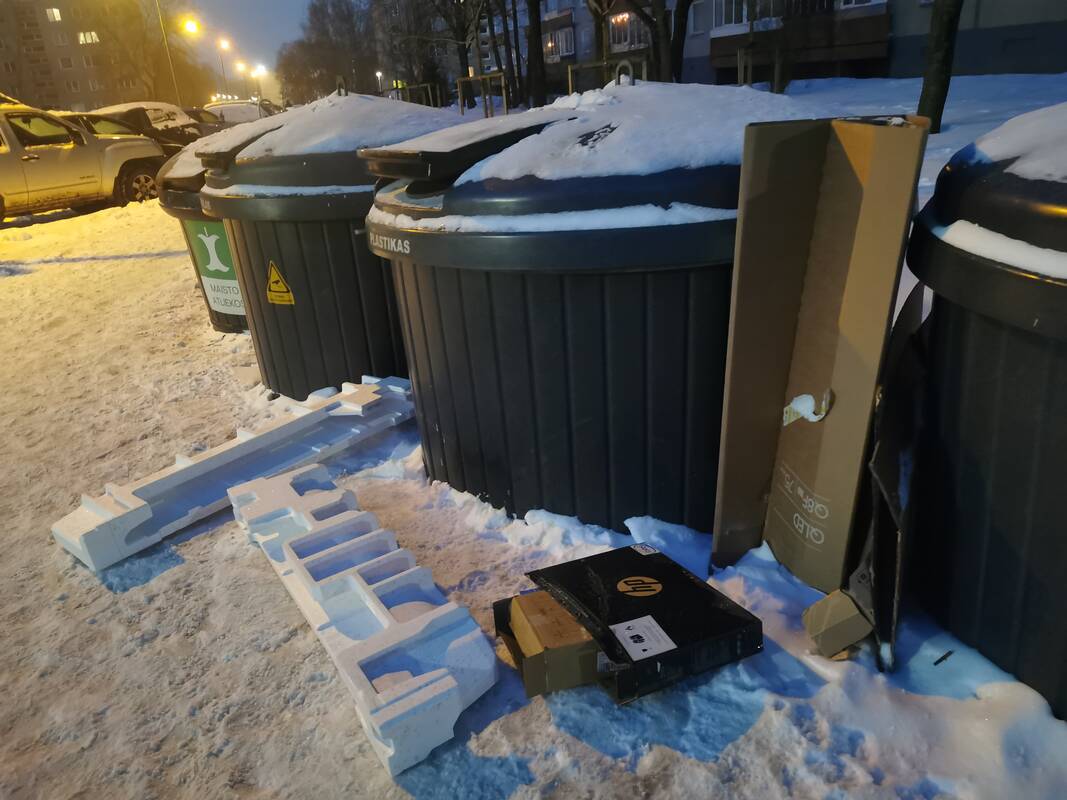 Pažeidimas: prie konteinerių paliktos kartoninės dėžės su siuntų lipdukais gali demaskuoti ir pačius šiukšlintoju.