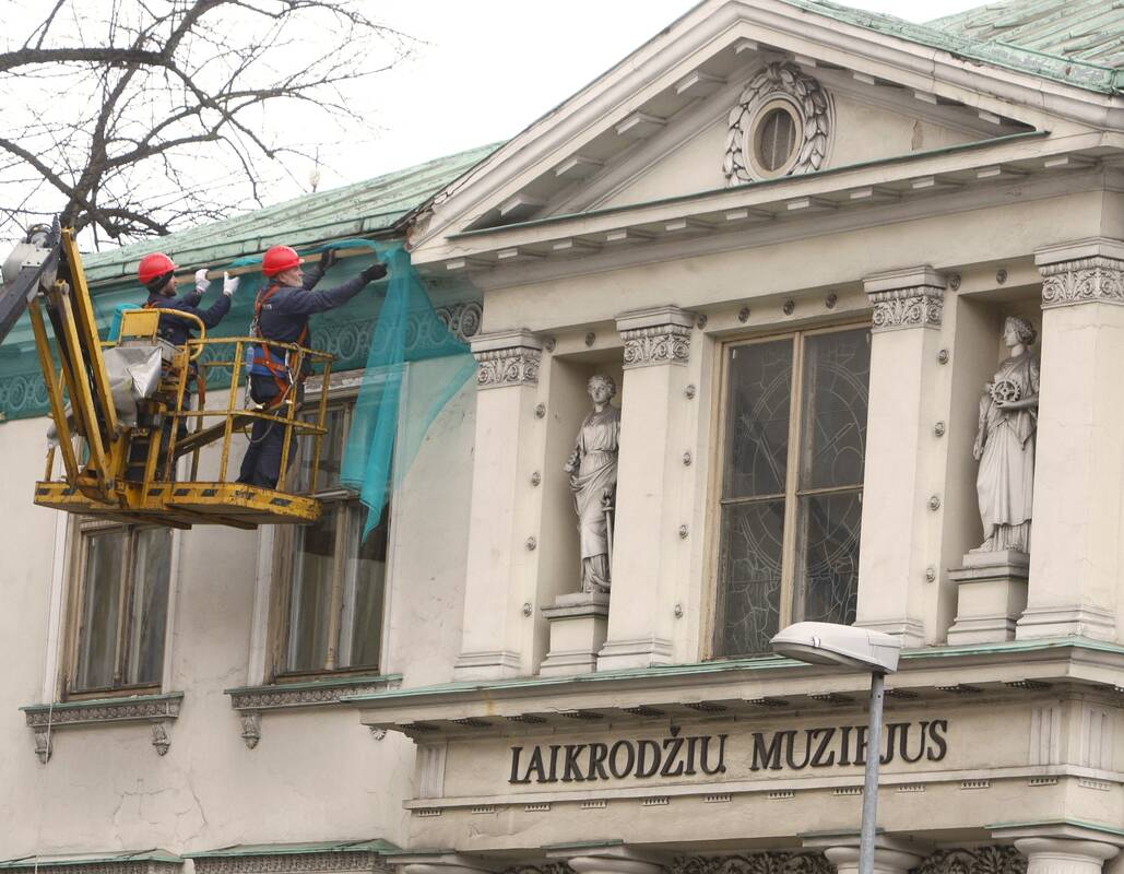 Situacija: prieš daugiau nei trejus metus, po ilgų kovų dėl finansavimo, galiausiai buvo naujai uždengtas istorinio Klaipėdos pastato – Laikrodžių muziejaus – stogas, tačiau renovacija tuo ir pasibaigė.