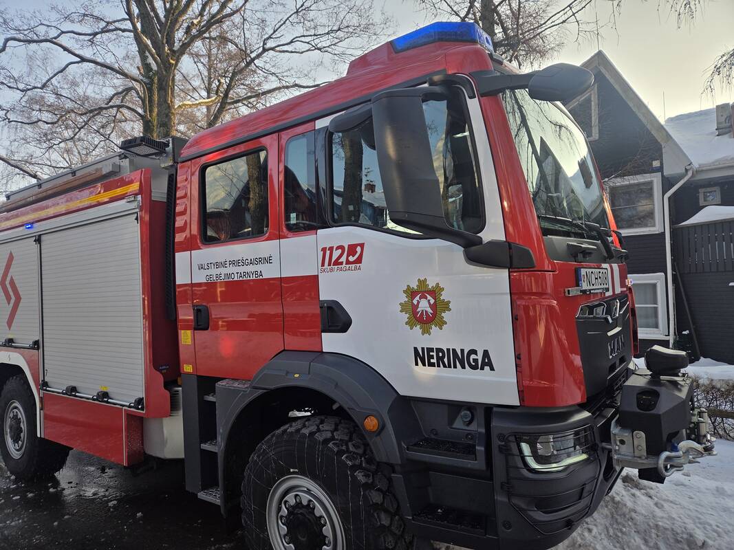 Pagalba: pirmieji į gaisro vietą Pervalkoje atvyko vietos ugniagesiai, jiems teko nelaimės vietoje dirbti ilgiausiai.