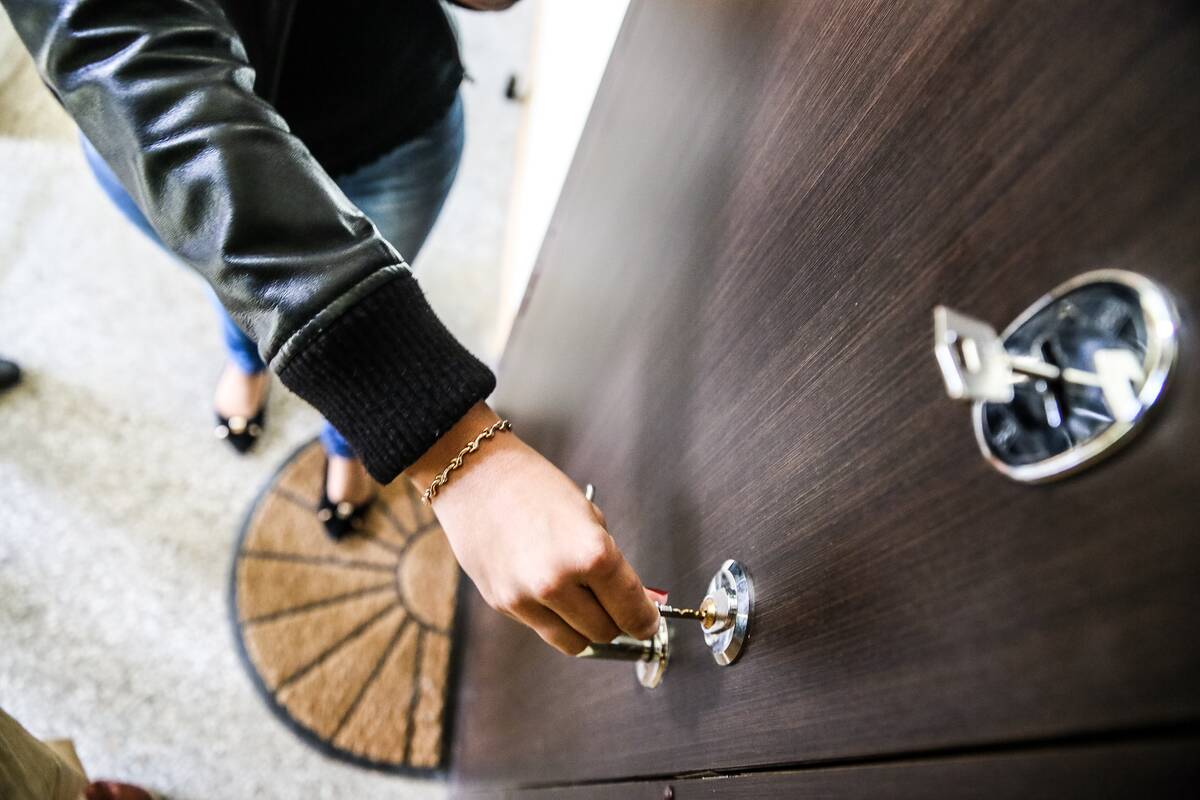 Brovėsi: įtartina moteris vaikščiojo po daugiabutį ir, prisidengdama prekyba, bandė patekti į gyventojų butus.