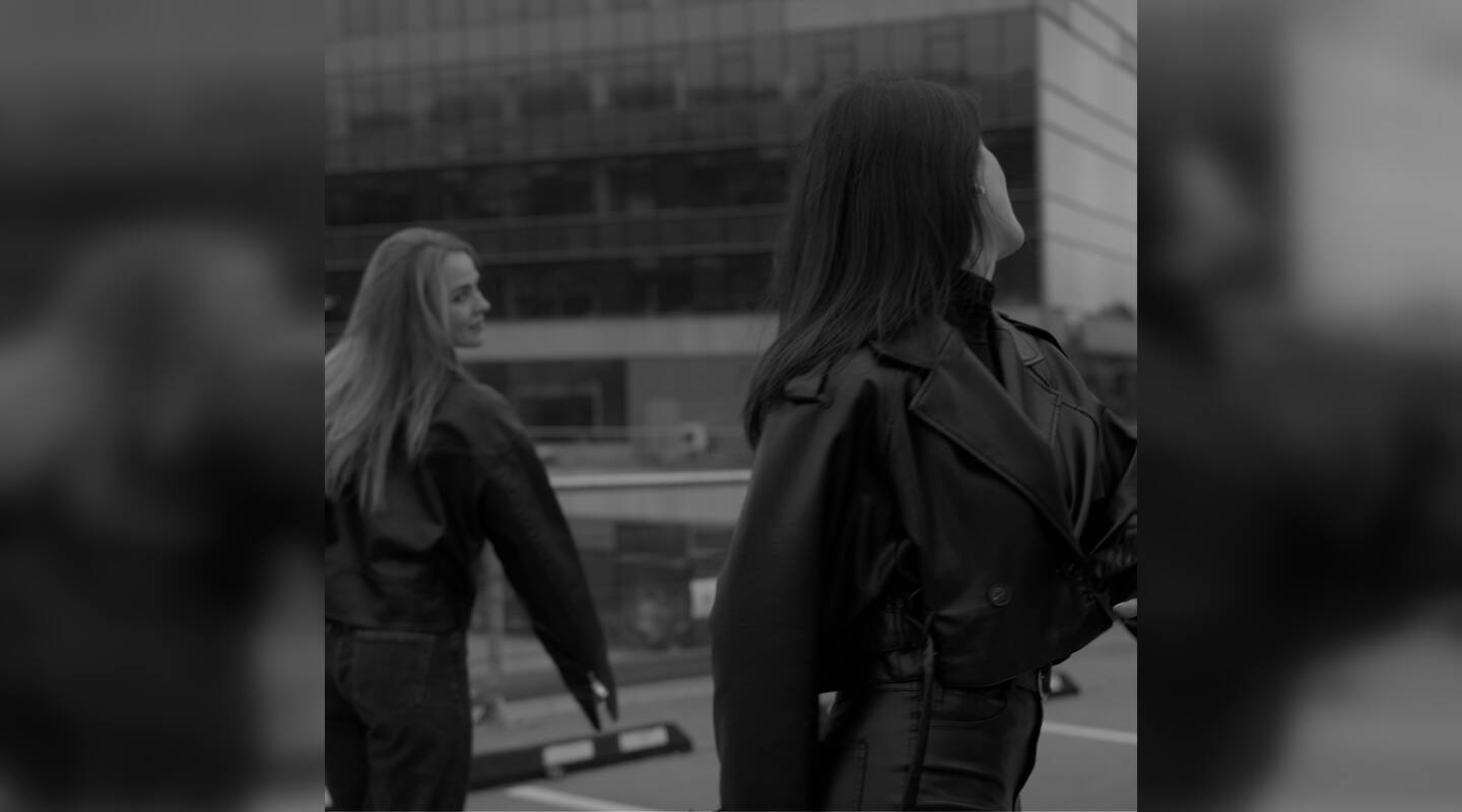 Erika ir Auksė pristato naują kūrinį – istorija apie ryšį, kuris priklauso tamsai