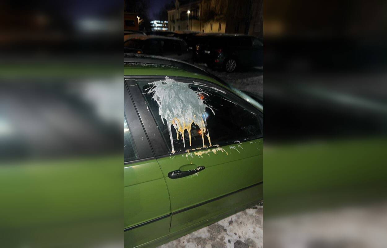 Veiksmas: kas galėjo apmėtyti automobilį kiaušiniais, nežinia, tačiau manoma, kad tai padaryta iš keršto.