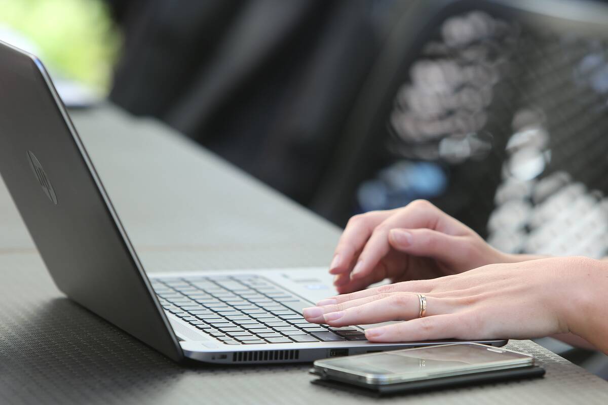 Mergina į eskorto paslaugų portalą įkėlė intymias tėvo meilužės nuotraukas