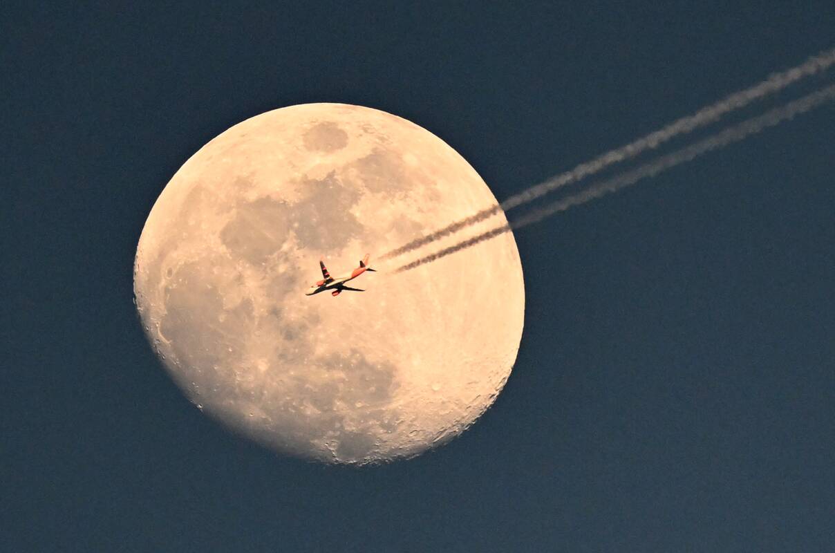 Dėl bombos grėsmės turėjo skubiai leistis keleivinis lėktuvas