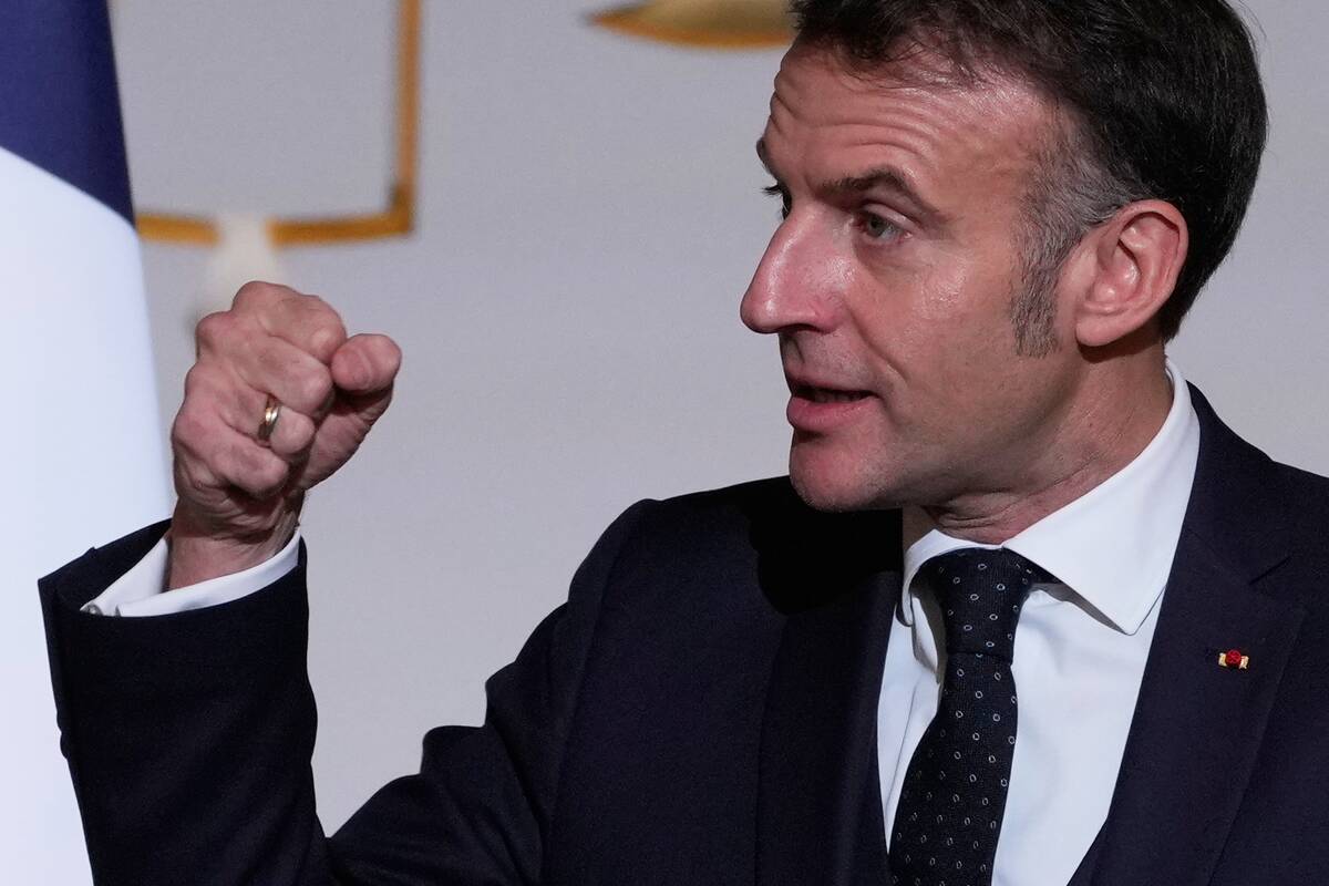 Macronas įspėja apie beprecedenčių pasekmių bangą