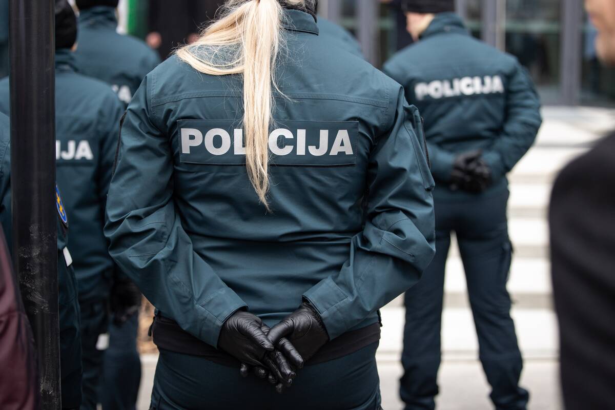 Įtariamasis smurtu artimoje aplinkoje sužalojo dvi policijos pareigūnes