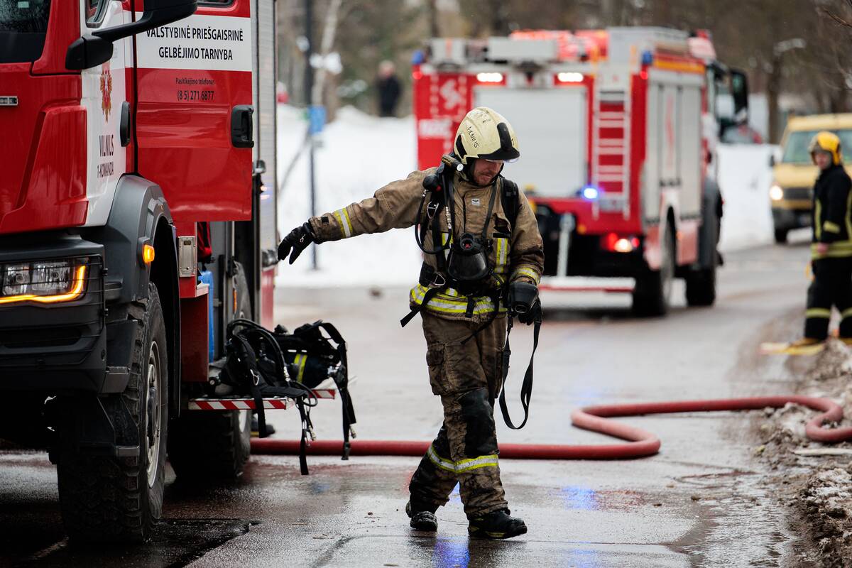 Prieš Naujuosius namuose degė suodžiai, po Naujųjų – į konteinerius įmestos petardos
