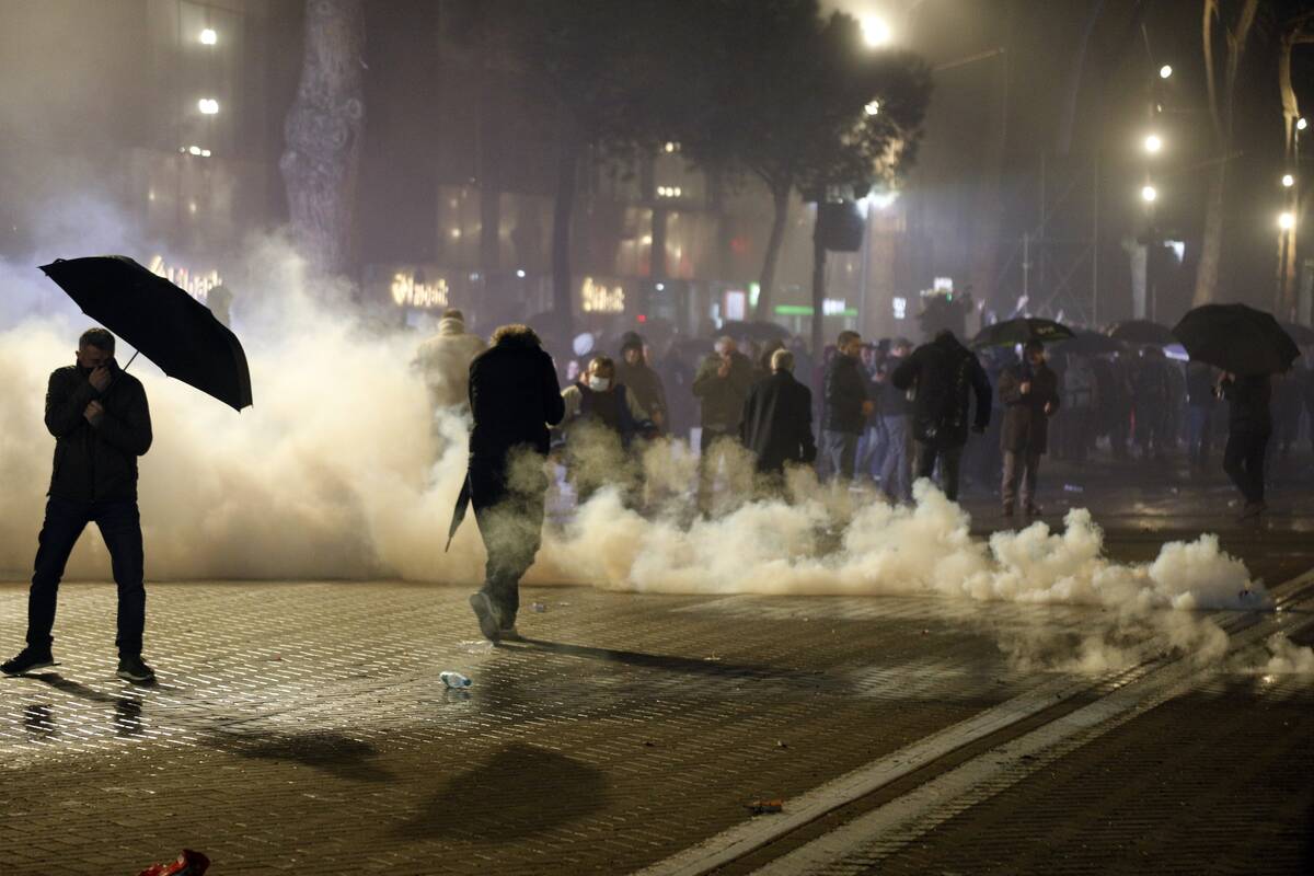 Per antivyriausybinius protestus Albanijoje kilo susirėmimai su policija
