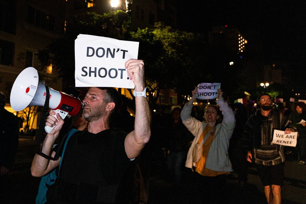 JAV imigracijos pareigūnui nušovus moterį, kilo protestai