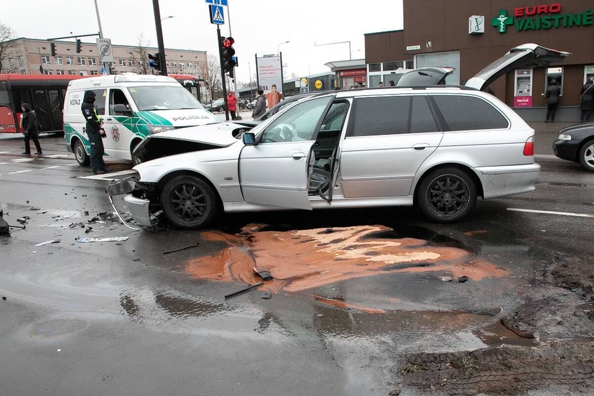 Parlamentarai ieškos sprendimų, kaip mažinti dėl smulkių autoavarijų susidarančias spūstis