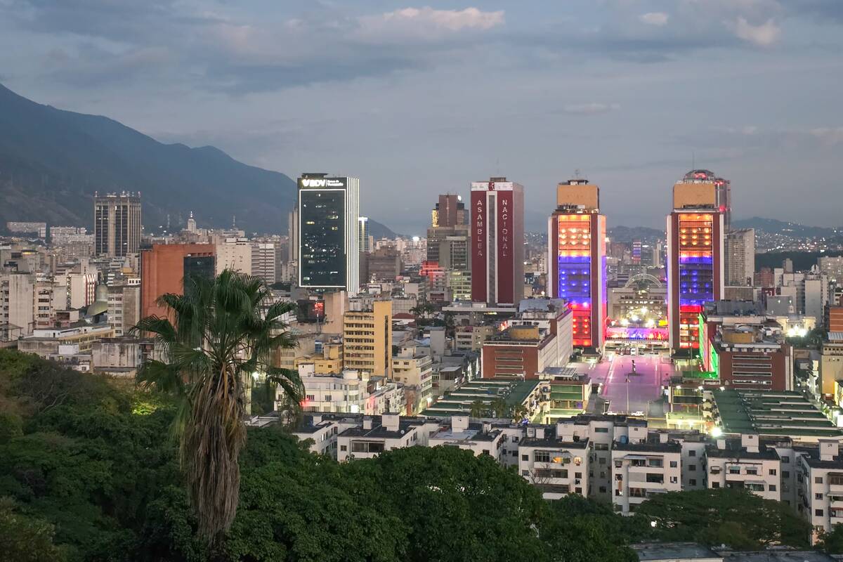 Pareigūnas: JAV diplomatai vyksta į Karakasą įvertinti galimybės vėl atidaryti ambasadą