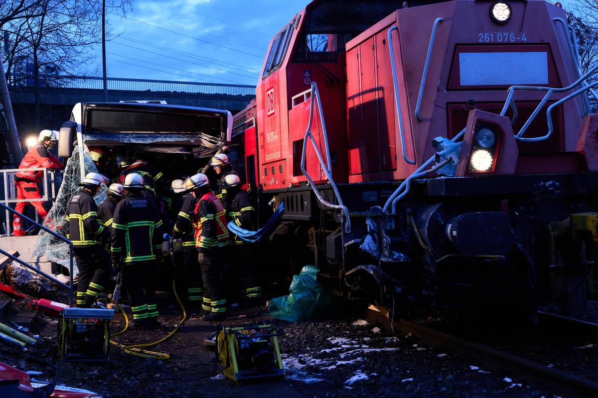 Vokietijoje susidūrus autobusui ir traukinio lokomotyvui, žuvo vienas žmogus, dar devyni sužeisti
