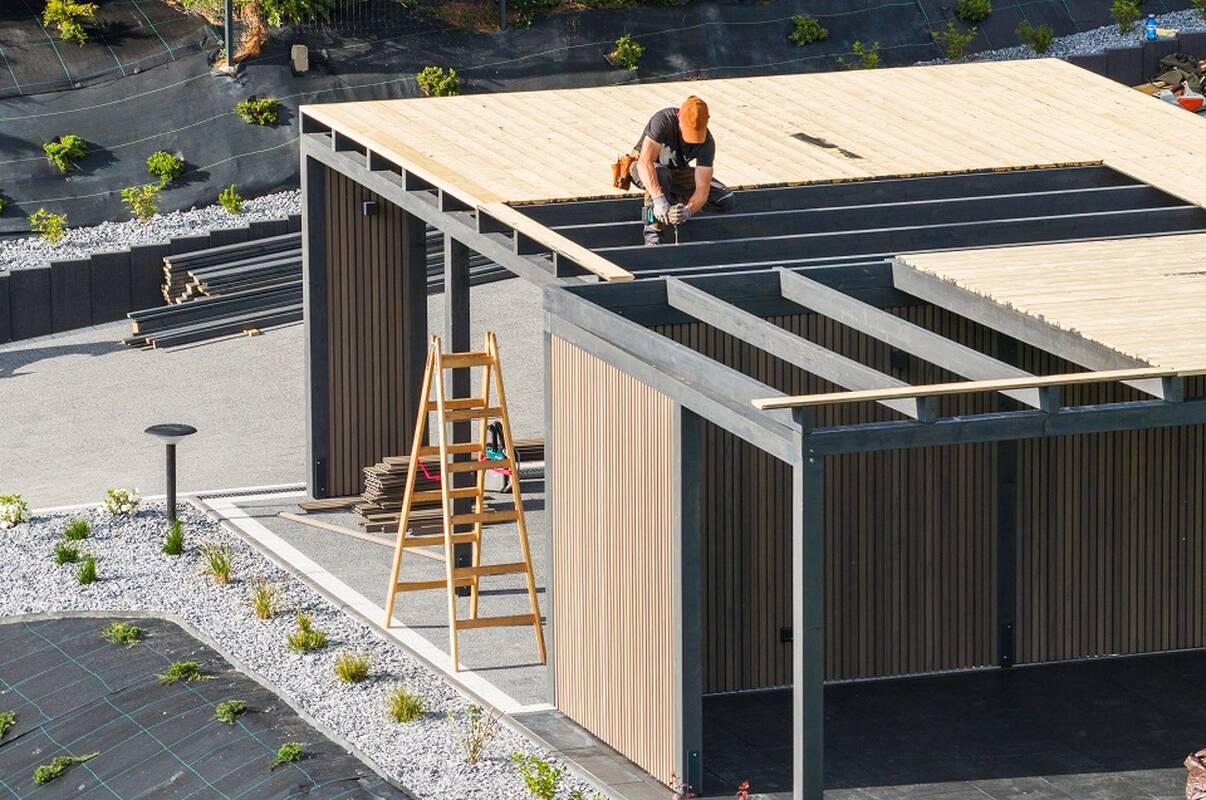 Dar viena statybos įmonė „veržiasi diržus“: darbo neteks 130 darbuotojų