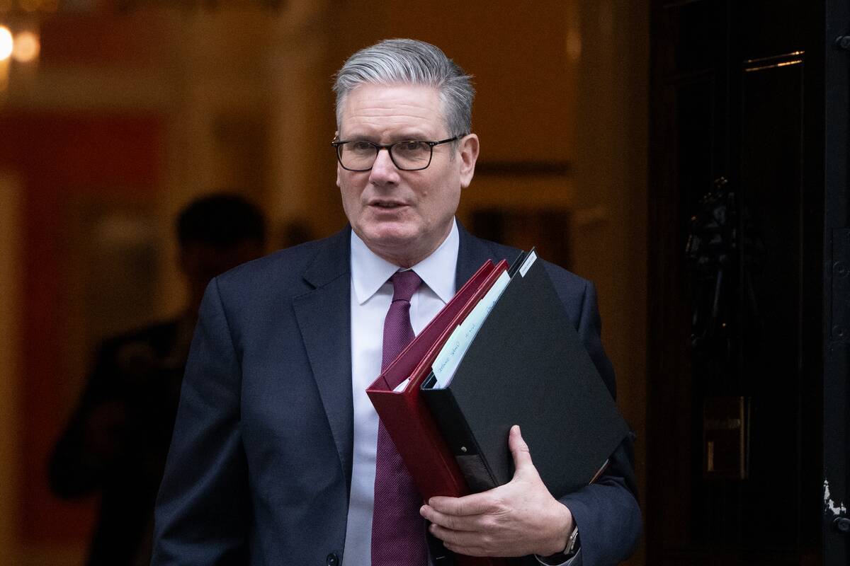 Starmeris tvirtina, kad „nepasiduos“ Trumpo spaudimui