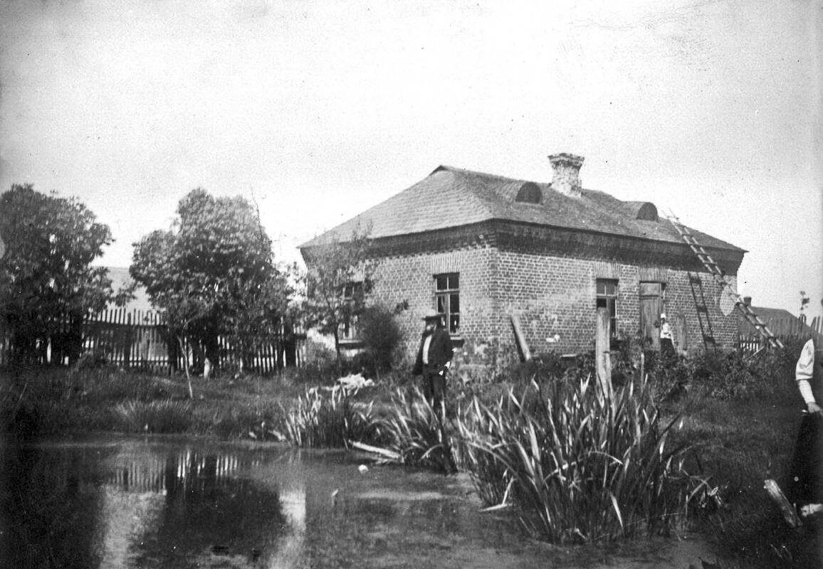Žvilgsnis: J. Basanavičius prie K. Aglinsko namo gėrisi tvenkinio vaizdu. 1906 m.