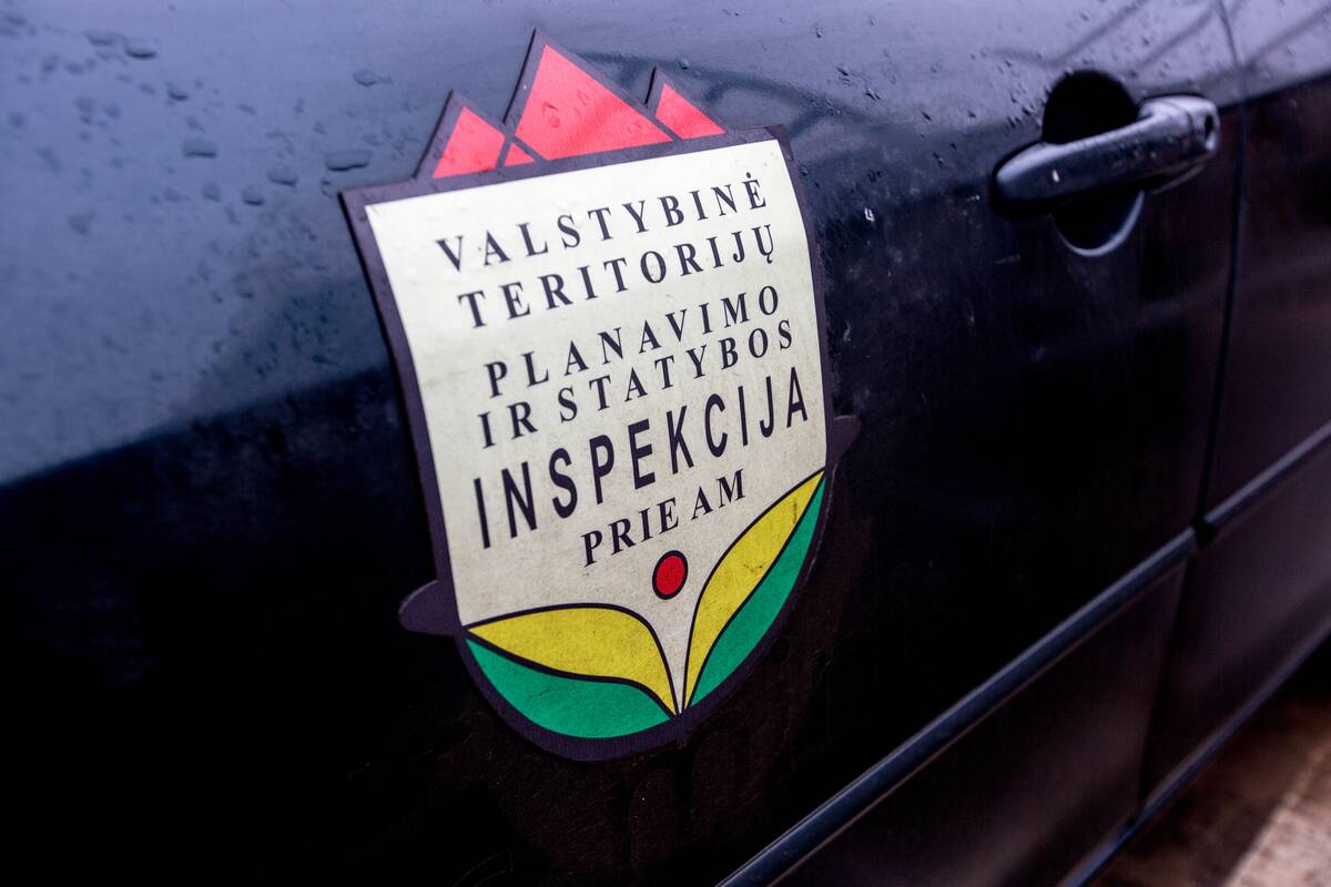 
<span>Žiniasklaida: inspektoriai nurodė pašalinti pažeidimą Nausėdos patarėjos žemės sklype</span>
