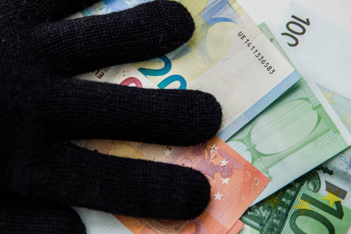 
<span>Pakruojo įmonės darbuotojams – įtarimai iššvaisčius dešimtis tūkstančių eurų</span>

