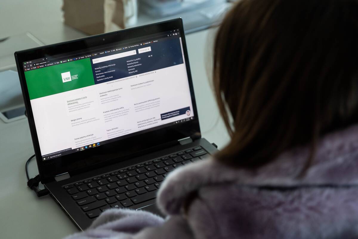 
<span>Ekspertai ragina palaukti su pajamų deklaracijomis</span>
