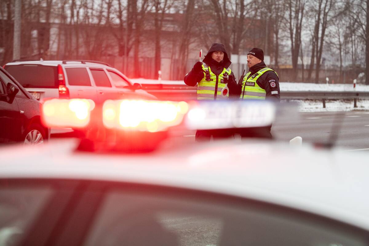 
<span>Kaip veiksmo filme: gaudomas bėglys apgadino tris policijos automobilius, sužalojo pareigūnę</span>
