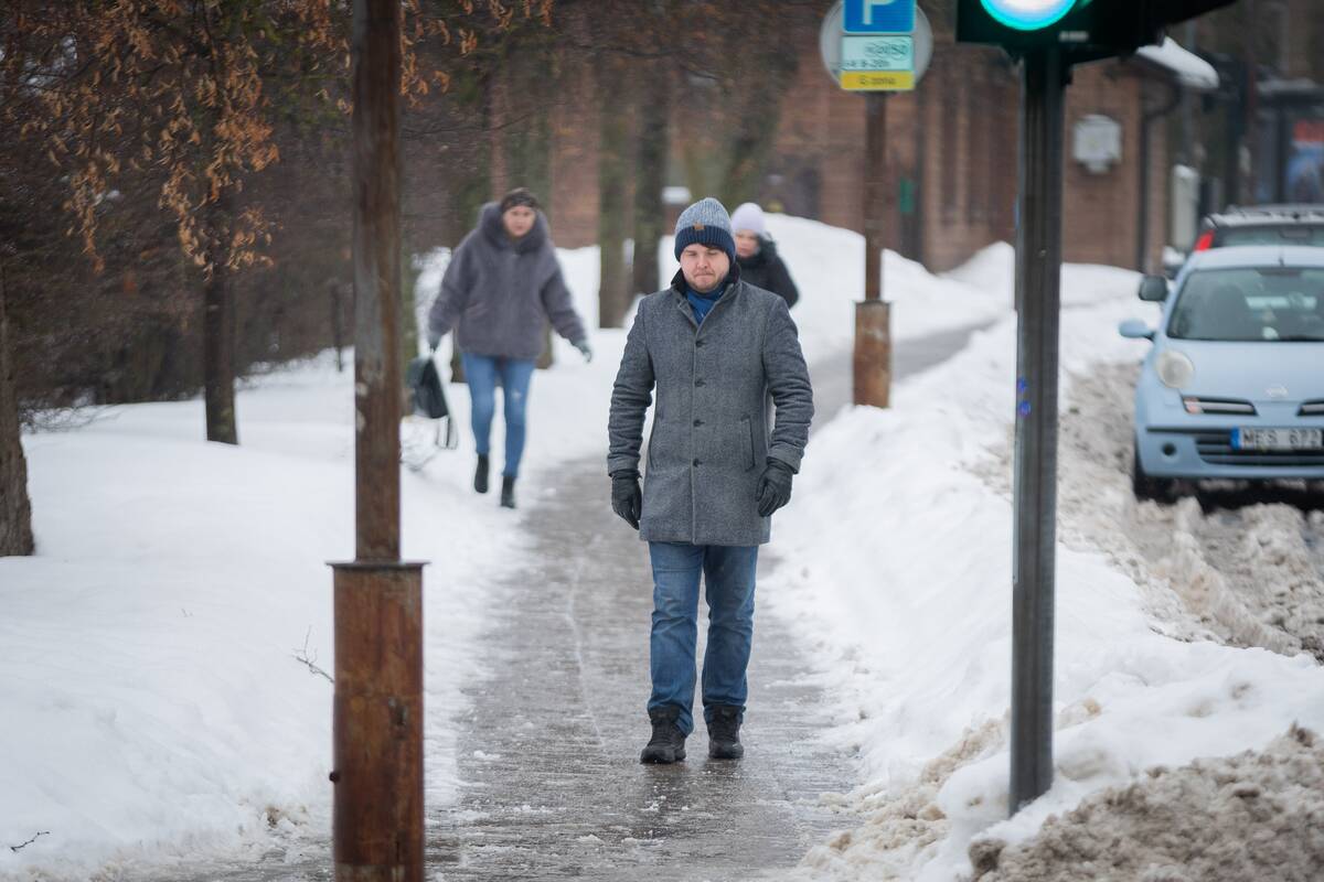 Vilniaus gatvės pasidengė ledu