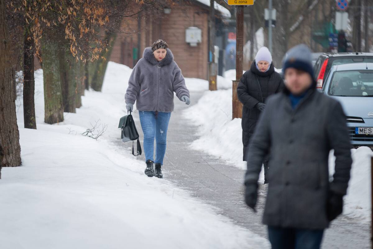 Vilniaus gatvės pasidengė ledu