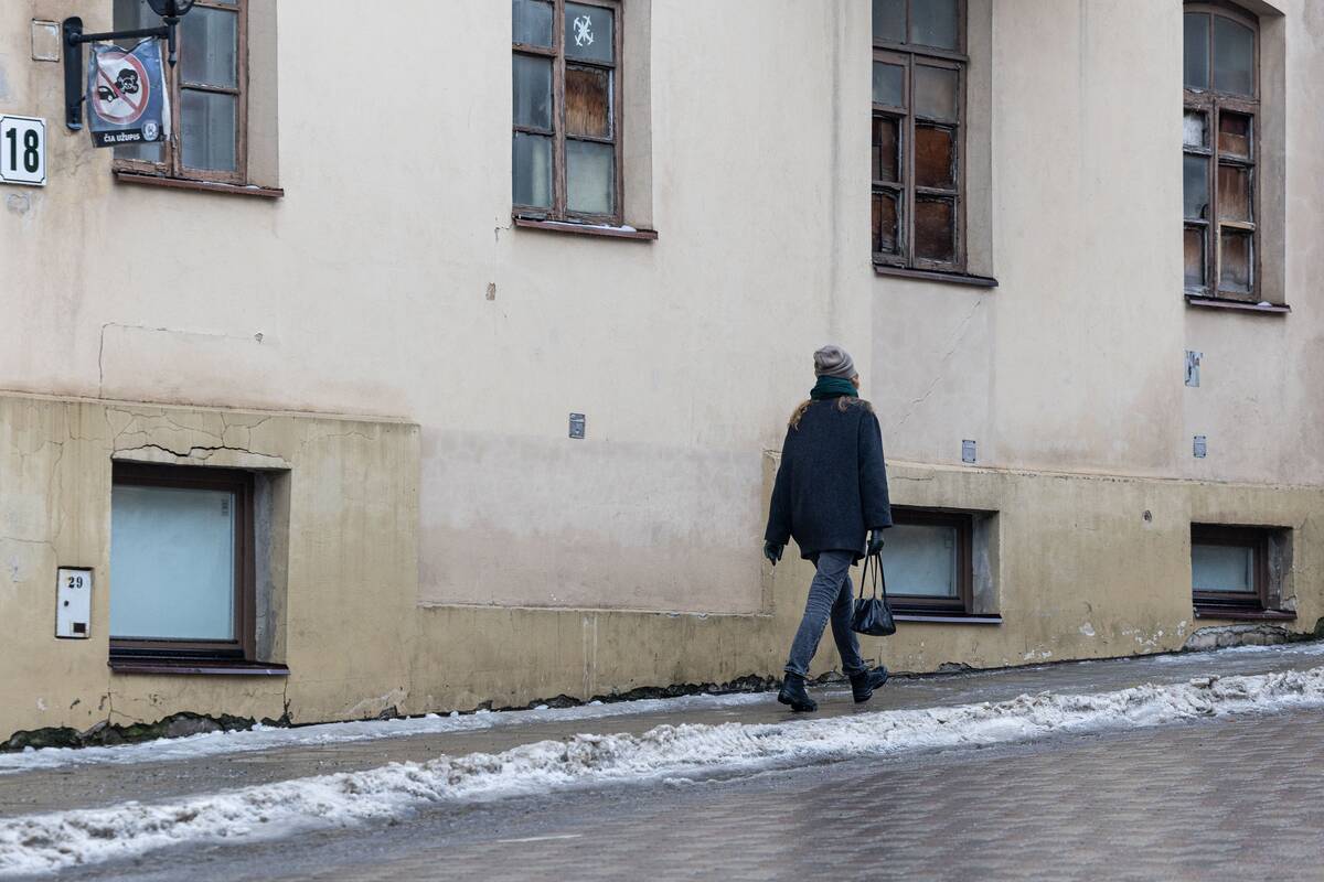Vilniaus gatvės pasidengė ledu
