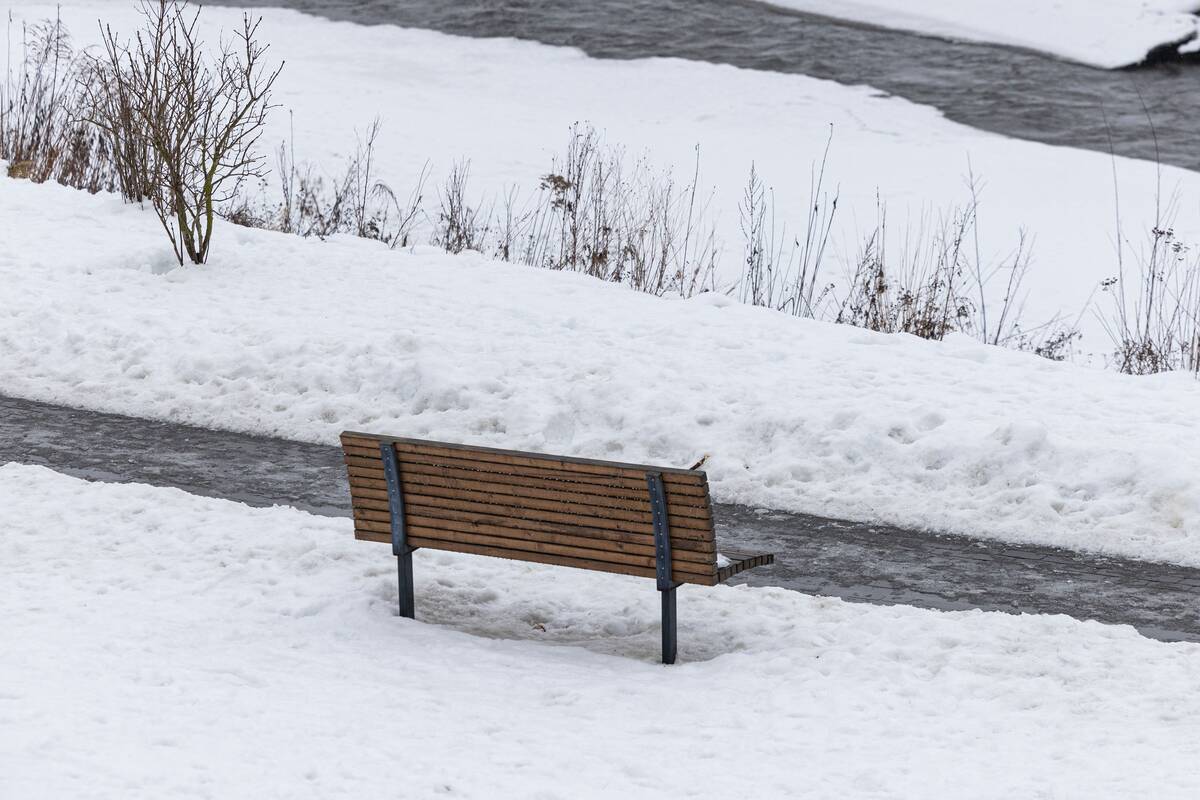 Vilniaus gatvės pasidengė ledu