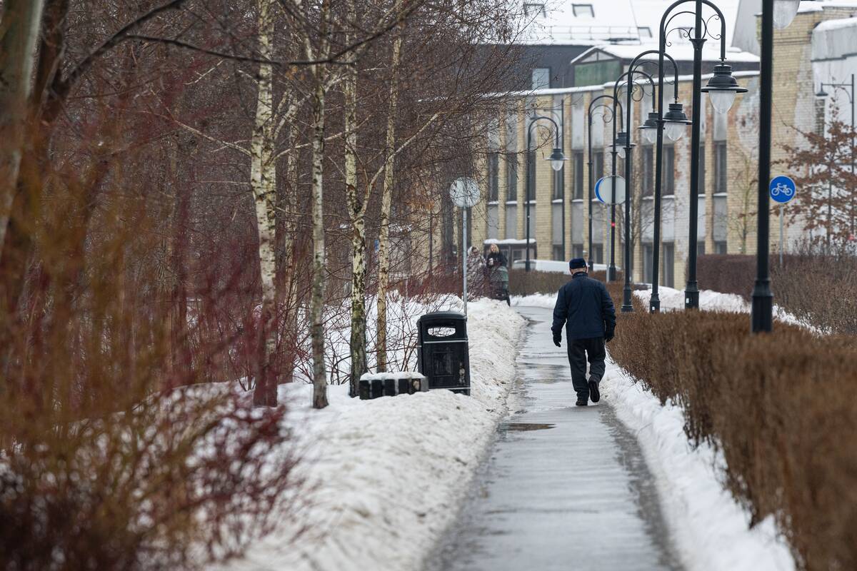 Vilniaus gatvės pasidengė ledu