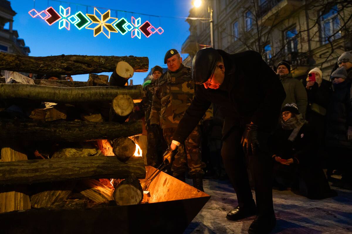Vasario 16-osios laužų uždegimo ceremonija.