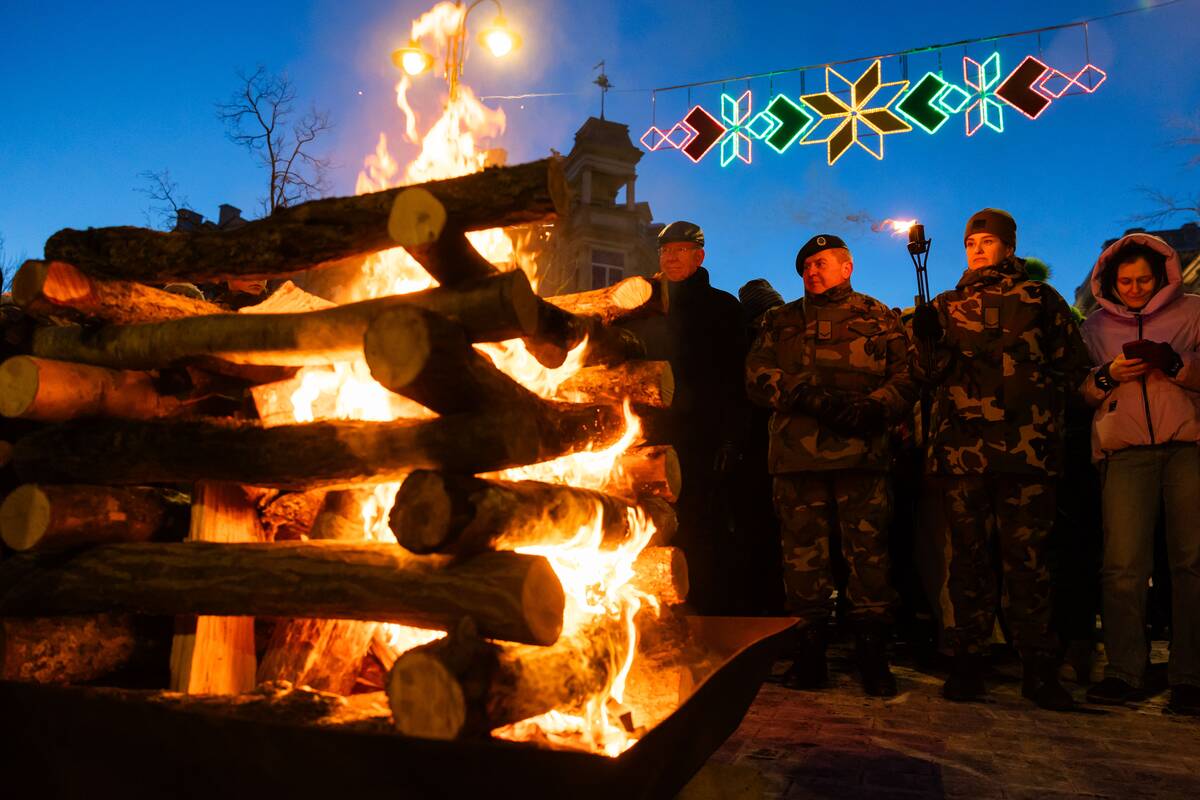 Vasario 16-osios laužų uždegimo ceremonija.