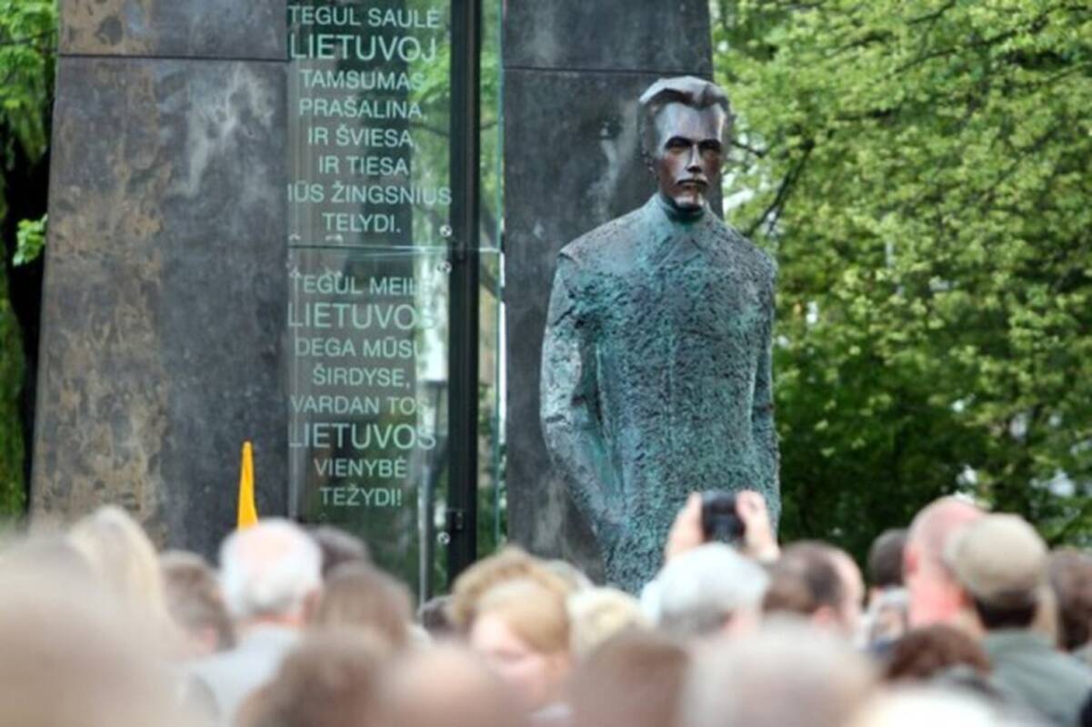 
<span>Vilniuje išniekintas paminklas Vincui Kudirkai</span>
