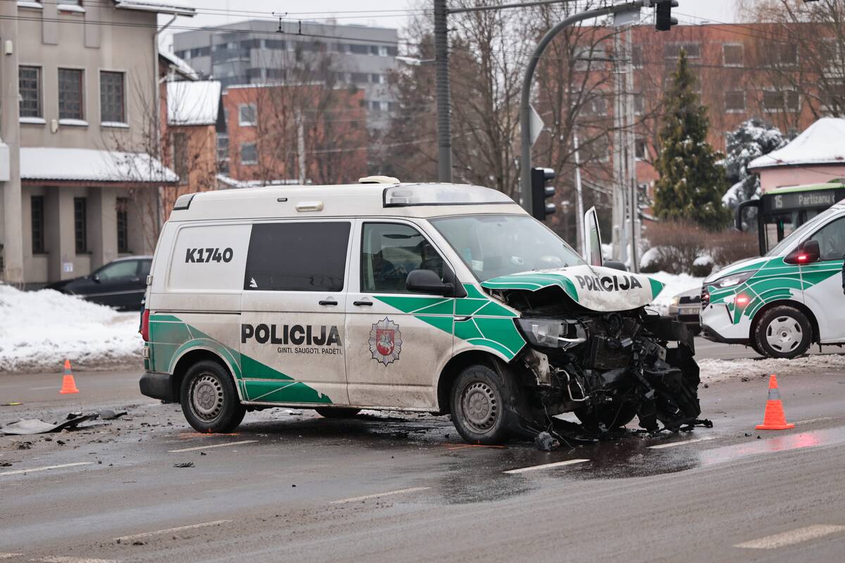 Skubant į iškvietimą sudaužytas Kauno policijos tarnybinis automobilis