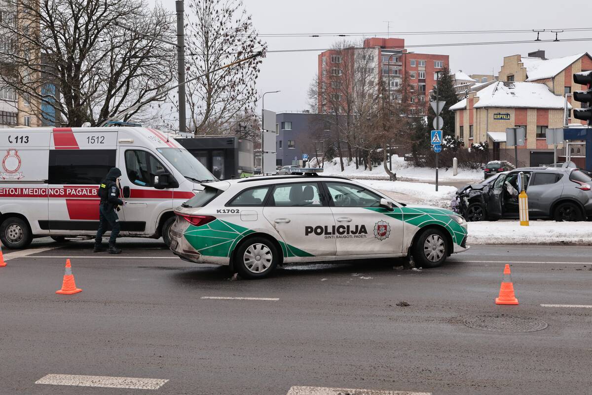 Skubant į iškvietimą sudaužytas Kauno policijos tarnybinis automobilis