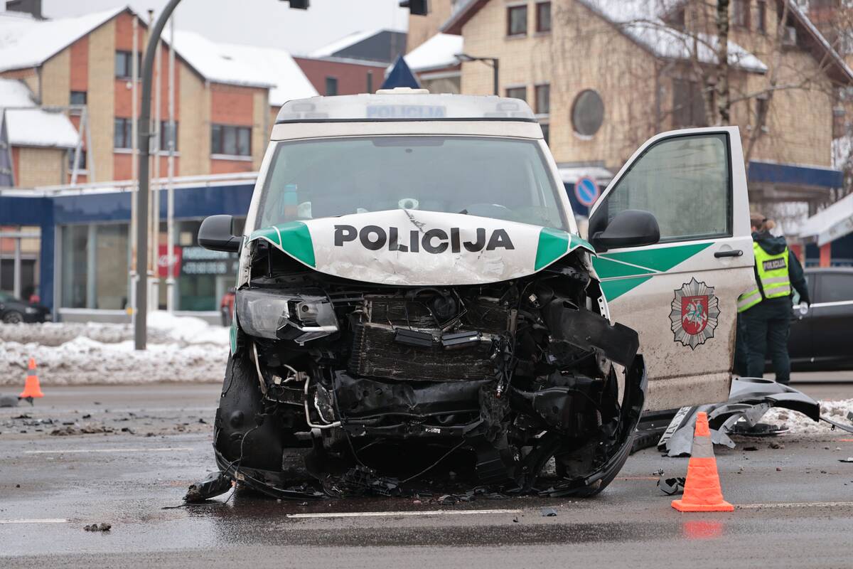 Skubant į iškvietimą sudaužytas Kauno policijos tarnybinis automobilis