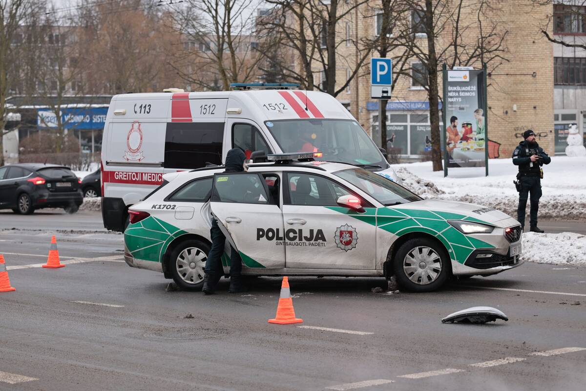 Skubant į iškvietimą sudaužytas Kauno policijos tarnybinis automobilis