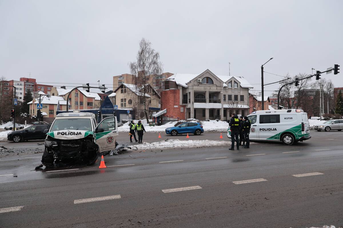 Skubant į iškvietimą sudaužytas Kauno policijos tarnybinis automobilis