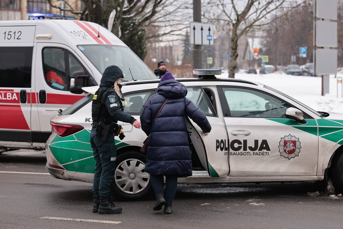 Skubant į iškvietimą sudaužytas Kauno policijos tarnybinis automobilis