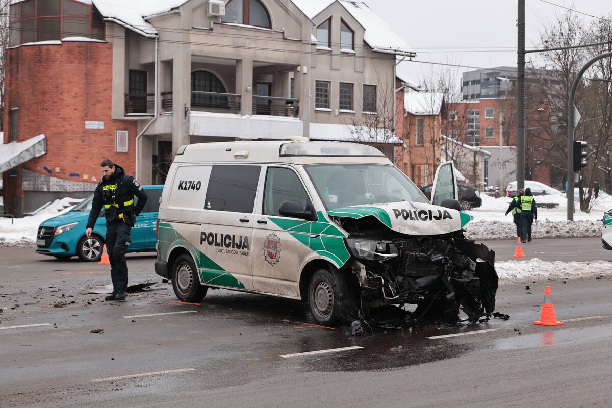 Skubant į iškvietimą sudaužytas Kauno policijos tarnybinis automobilis