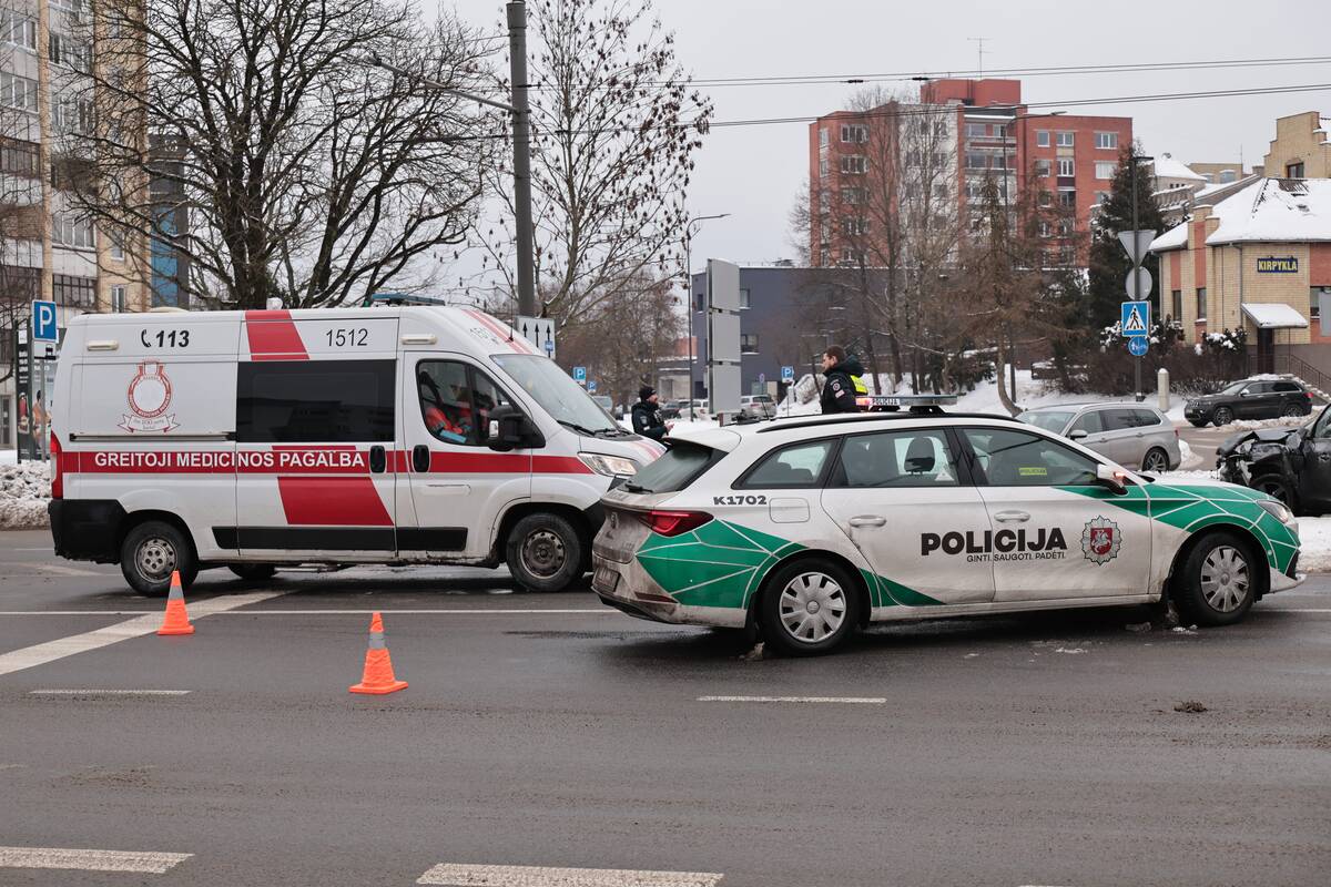 Skubant į iškvietimą sudaužytas Kauno policijos tarnybinis automobilis