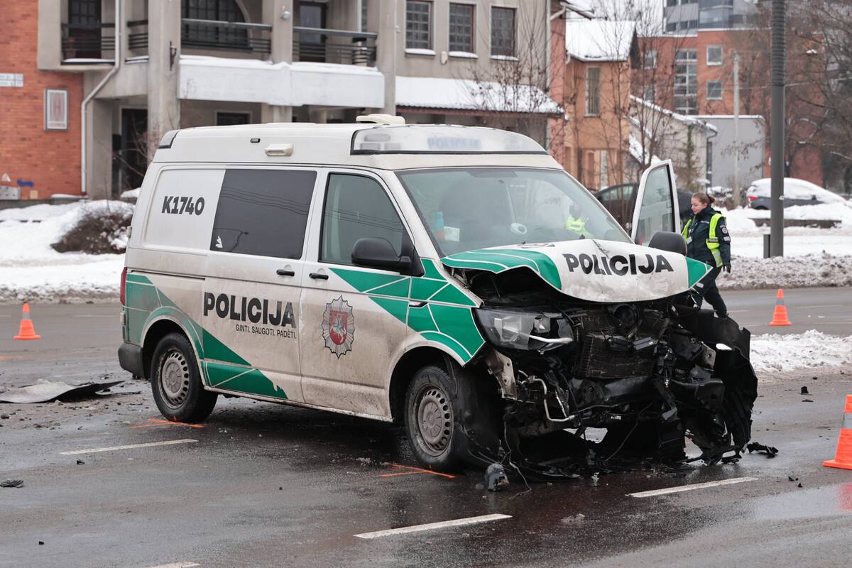 Skubant į iškvietimą sudaužytas Kauno policijos tarnybinis automobilis