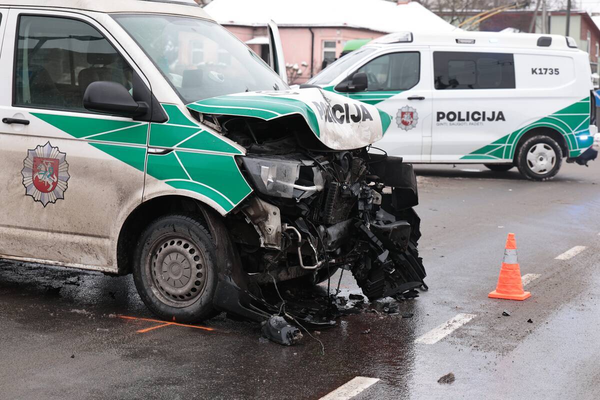 Skubant į iškvietimą sudaužytas Kauno policijos tarnybinis automobilis