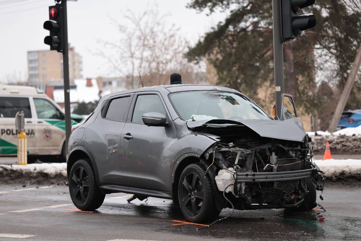 Skubant į iškvietimą sudaužytas Kauno policijos tarnybinis automobilis
