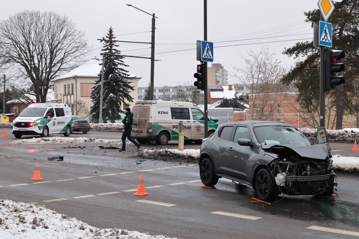 Skubant į iškvietimą sudaužytas Kauno policijos tarnybinis automobilis